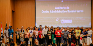Prefeito Marcos Tonho entrega 170 óculos de grau gratuitamente para cadastrados nos CRAS de Santana de Parnaíba