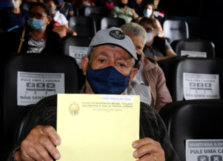 Jandira entrega título de Registro de Imóvel para proprietários em mais de 200 lotes
