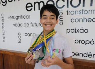 Estudante da Fieb recebe medalha em olimpíada internacional de matemática