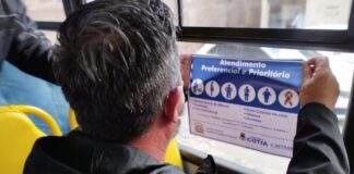 Assento preferencial no transporte coletivo ganha indicação para autistas em Cotia