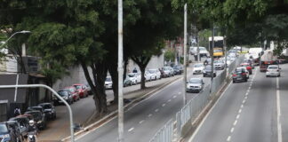 Semurb instala gradis na Estrada dos Romeiros para proteger pedestres em Barueri