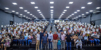 Prefeito Marcos Tonho entrega mais de 600 escrituras de imóveis para famílias de Santana de Parnaíba