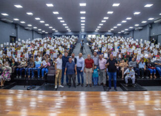 Prefeito Marcos Tonho entrega mais de 600 escrituras de imóveis para famílias de Santana de Parnaíba