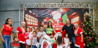 Prefeito Marcos Tonho participa de entrega de Sacolinhas de Natal em Santana de Parnaíba