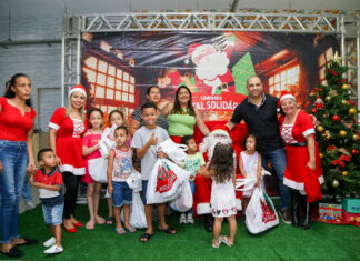 Prefeito Marcos Tonho participa de entrega de Sacolinhas de Natal em Santana de Parnaíba