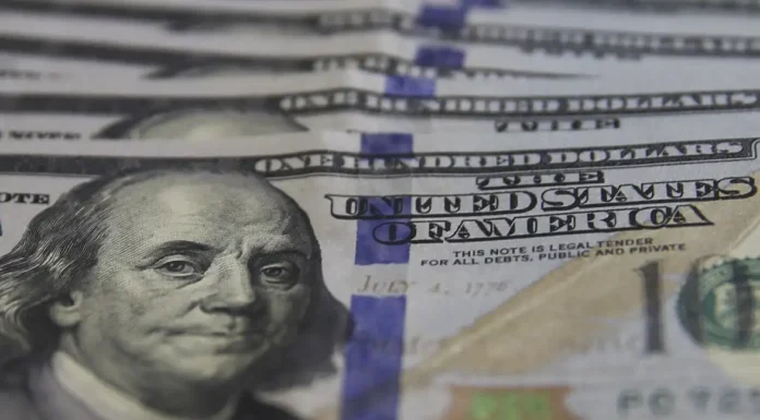 Dólar cai para R$ 5,36 com desaceleração do emprego nos EUA
