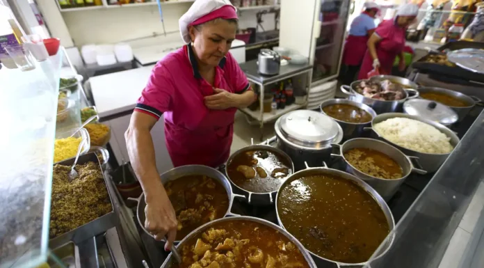 Cresce contratação de pessoas 50+ no comércio e nos serviços em SP