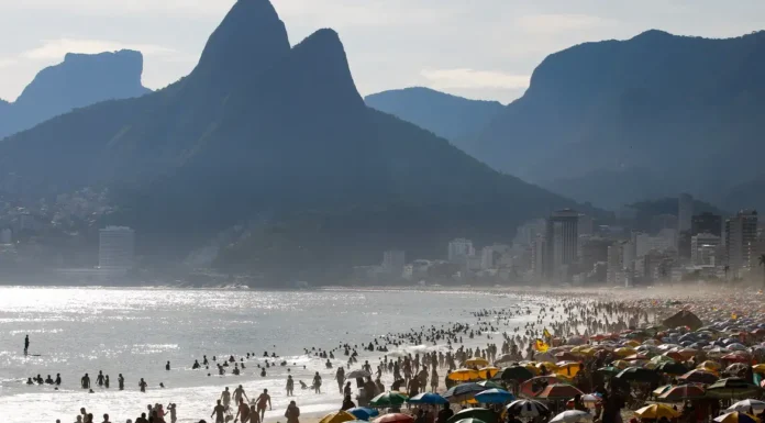 Turismo brasileiro tem faturamento recorde de R$ 185 bi em 2025