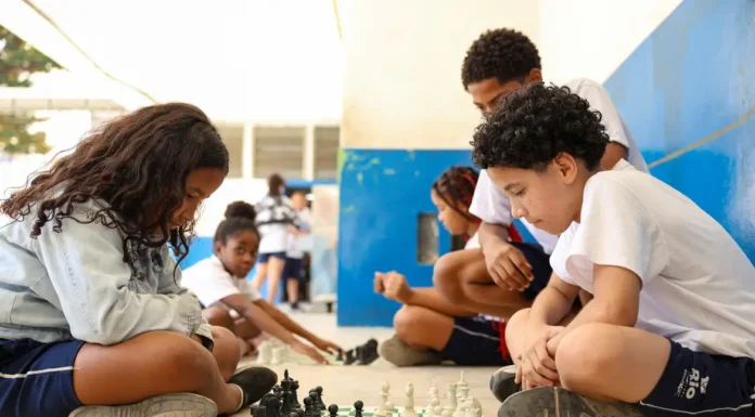MEC fará pesquisa sobre impacto da restrição de celular nas escolas