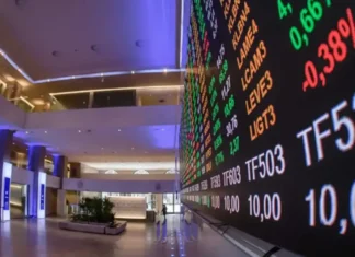 Bolsa bate recorde e fecha pela primeira vez acima dos 165 mil pontos