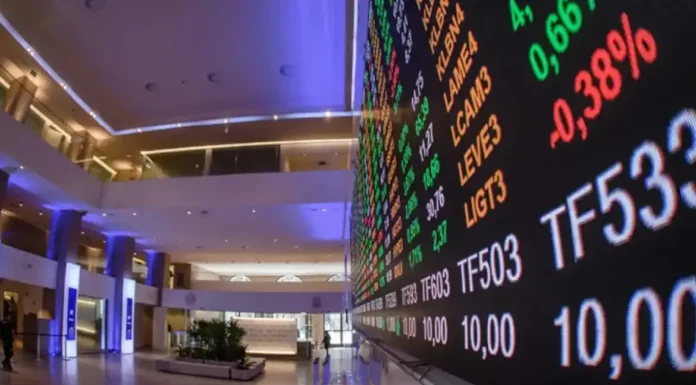 Bolsa bate recorde e fecha pela primeira vez acima dos 165 mil pontos