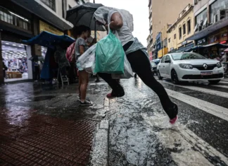Frente fria muda o tempo e favorece chuvas no estado de São Paulo