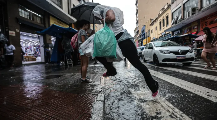 Frente fria muda o tempo e favorece chuvas no estado de São Paulo