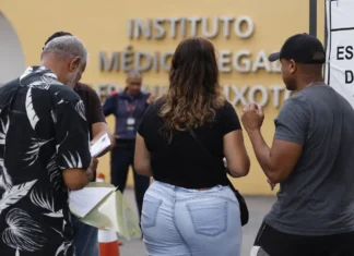 Famílias se cadastram para reconhecer corpos no IML do Rio
