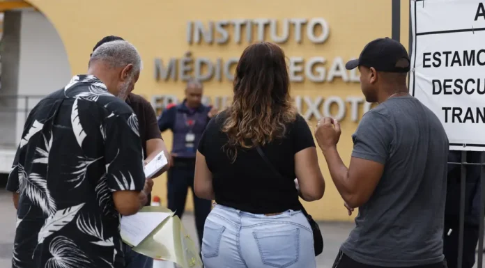 Famílias se cadastram para reconhecer corpos no IML do Rio