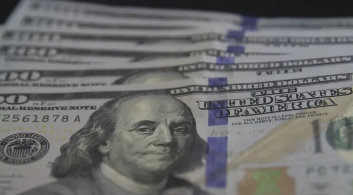 Dólar cai para R$ 5,40 após invasão à Venezuela
