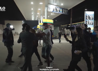 Jogadores de futebol são flagrados em festa clandestina em SP