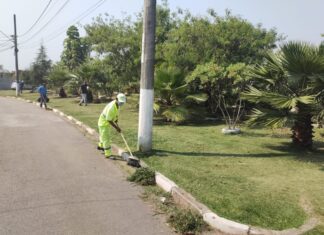 Equipes de obras de Cotia passam por diversos bairros fazendo serviços de limpeza e roçagem