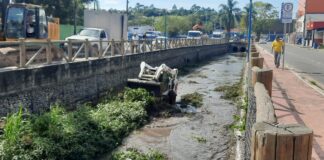 Prefeitura conclui a limpeza do córrego na região central de Caucaia do Alto