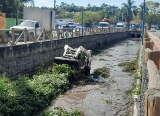 Prefeitura conclui a limpeza do córrego na região central de Caucaia do Alto