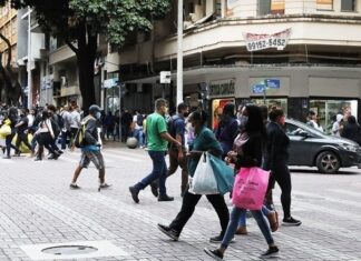 Média de mortes por covid-19 está em queda desde junho, diz Fiocruz