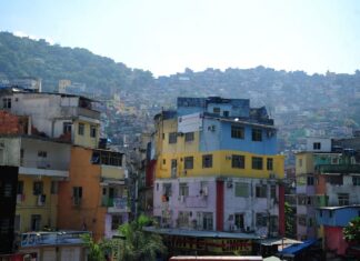 Mães em favelas têm pouco tempo para cuidar de crianças na pandemia