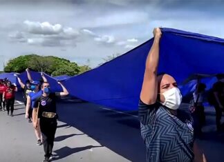 Manifestantes participam de atos contra o governo federal