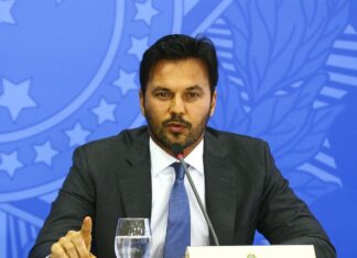 Ministro alerta operadoras sobre uso de falso sinal de 5G