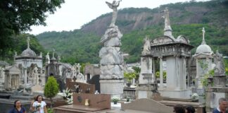 Número de mortes aumenta e de nascimentos cai em 2021 no país