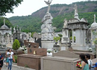 Número de mortes aumenta e de nascimentos cai em 2021 no país
