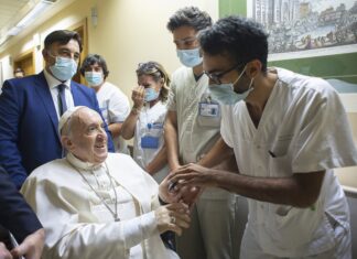 Papa Francisco deixa o hospital