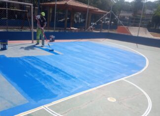 Quadra poliesportiva do Jardim Cláudio, em Cotia, passa por manutenção