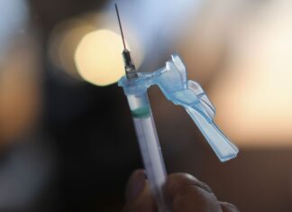 Projeto de voluntários informa disponibilidade de vacinas no país