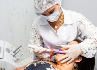 Conheça os perigos das receitas caseiras para clarear os dentes disponíveis nas redes sociais