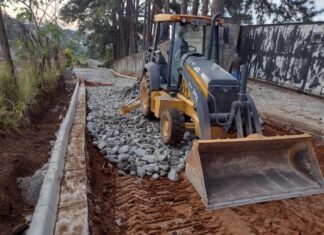 Está em fase final a pavimentação do trecho de terra da rua Comendador Jaroslav Simonek, em Cotia