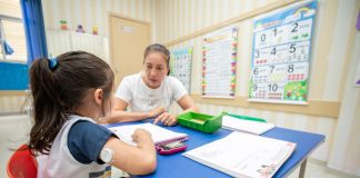 Santana de Parnaíba fornece sensor para monitorar glicose e inova o tratamento para alunos com diabetes