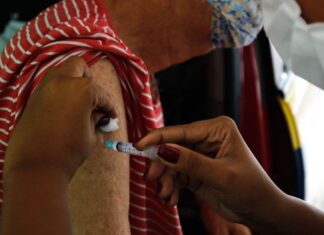 Vacinação de covid evita 43 mil mortes de idosos em 13 semanas no país