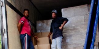 Doutor Sato entrega cestas de Natal a todos os servidores públicos de Jandira