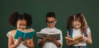 Pela primeira vez, alunos da rede pública de Jandira recebem apostilas de inglês