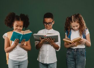 Pela primeira vez, alunos da rede pública de Jandira recebem apostilas de inglês