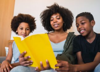 Educação de Jandira entrega livros exclusivos às famílias