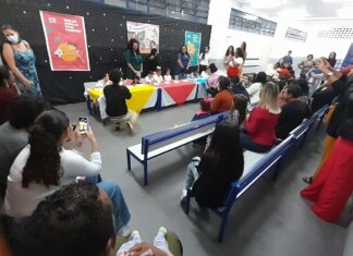 Alunos de escola de Jandira lançam livro