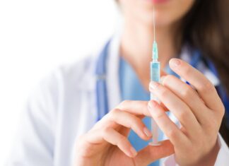 Vacinação contra a Covid-19: 2ª dose adicional chega ao público 18+