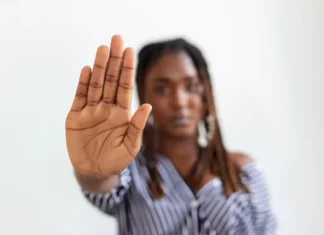 A cada 24 horas, ao menos oito mulheres são vítimas de violência