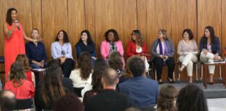 Mulheres ocupam 34% de cargos alta de liderança no setor público