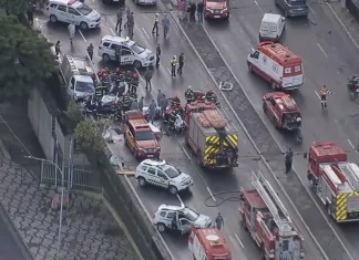 Acidente entre carro e caminhão deixa 2 mortos e 3 feridos em SP