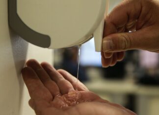 Covid-19: Anvisa libera venda de álcool 70% na forma líquida