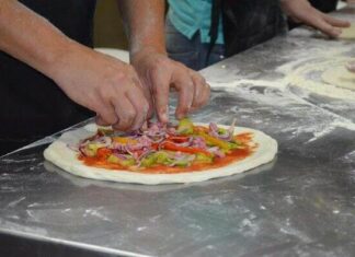 Barueri abre vagas para curso de pizzaiolo, estética e maquiagem