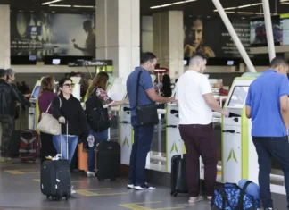 Com voos cancelados, aeroporto de Porto Alegre permanece fechado