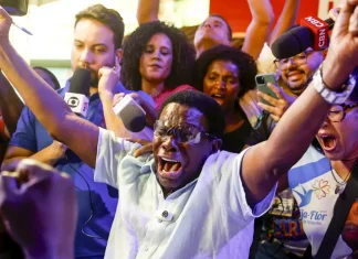Neguinho da Beija-Flor celebra título no adeus: “agora, só camarote”